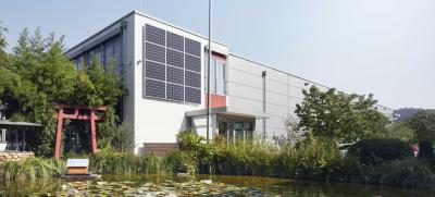 Épület, tavacskával és paddal