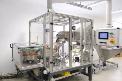 Tömszelence szerelő gép